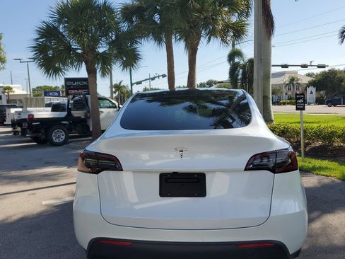 Used 2024 Tesla Model Y Long Range RWD image 13