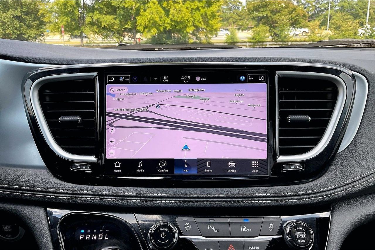Used 2025 Chrysler Pacifica Limited FWD image 13