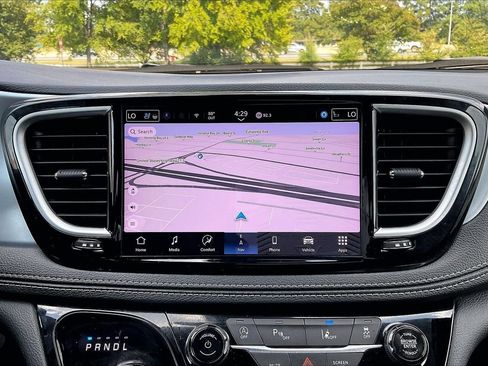Used 2025 Chrysler Pacifica Limited FWD image 13