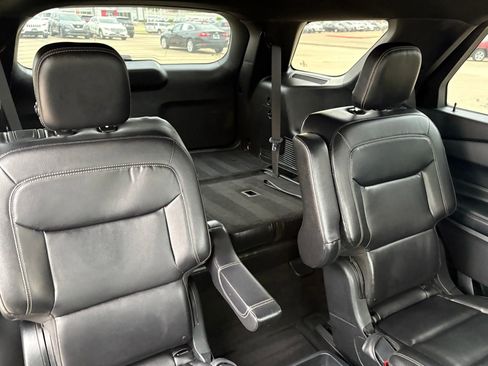 Used 2020 Ford Explorer XLT w/ Equipment Group 202A AWD/4WD image 38