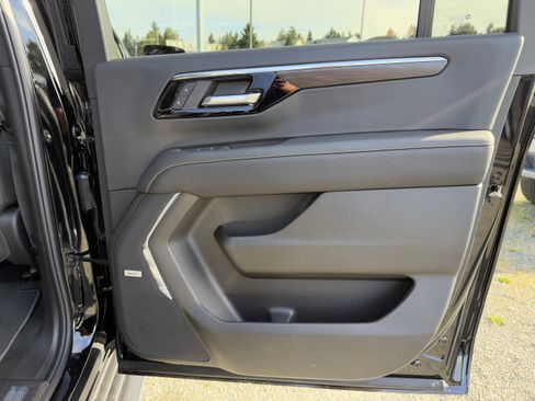 New 2026 Chevrolet Suburban Premier image 24