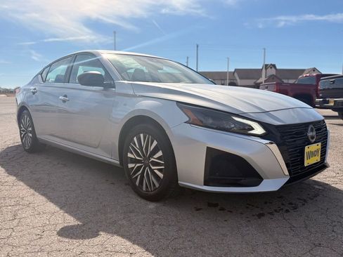 Used 2024 Nissan Altima 2.5 SV FWD image 3