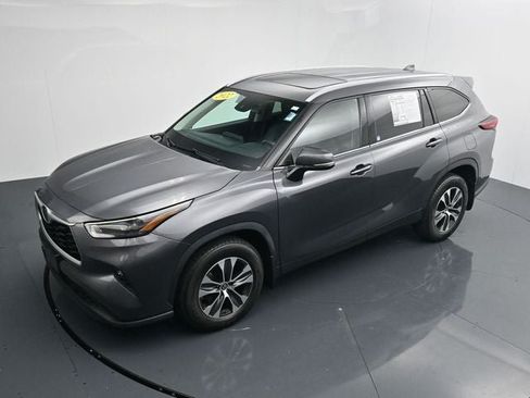 Used 2022 Toyota Highlander XLE AWD/4WD image 23