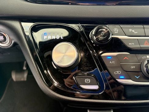 Used 2025 Chrysler Pacifica Select FWD image 15