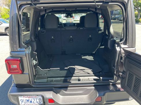 Used 2025 Jeep Wrangler Unlimited Sahara AWD/4WD image 31