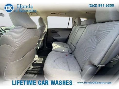 Used 2022 Toyota Highlander LE image 23