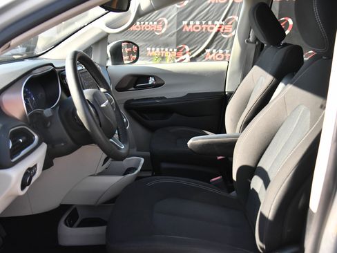 Used 2023 Chrysler Voyager LX FWD image 17