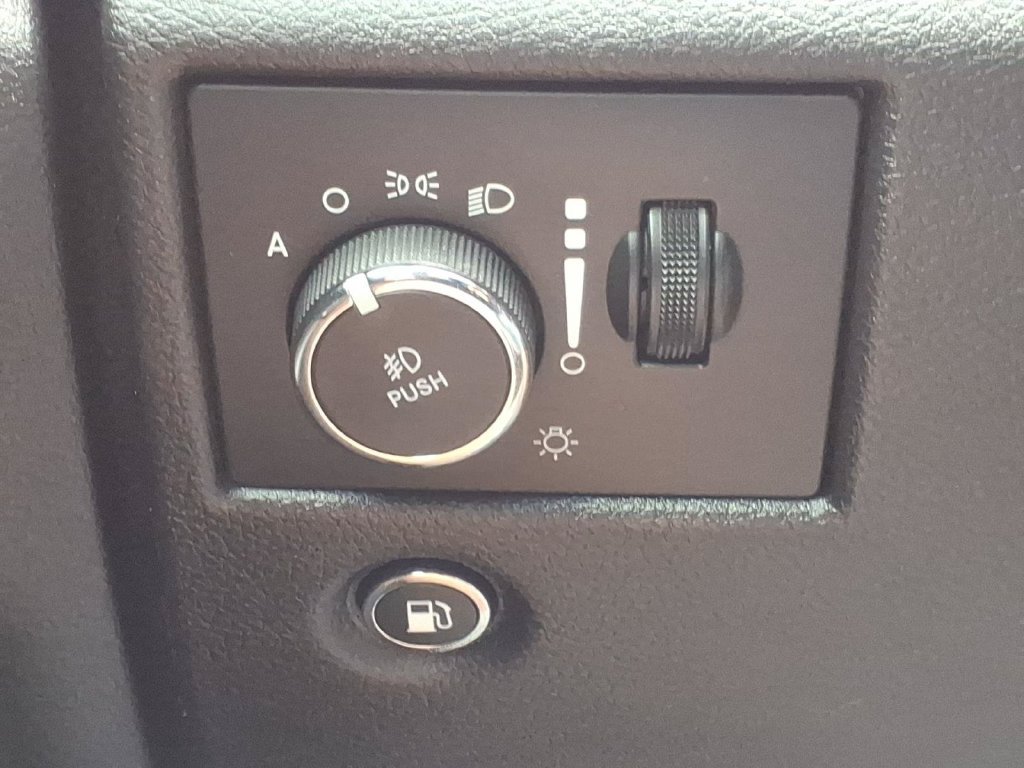 Used 2019 Jeep Grand Cherokee Altitude AWD/4WD image 15
