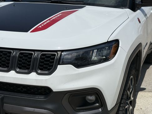 Used 2025 Jeep Compass Trailhawk AWD/4WD image 13
