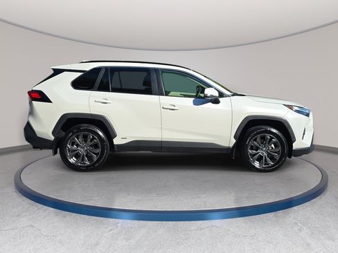 Used 2022 Toyota RAV4 XLE Premium AWD/4WD image 4