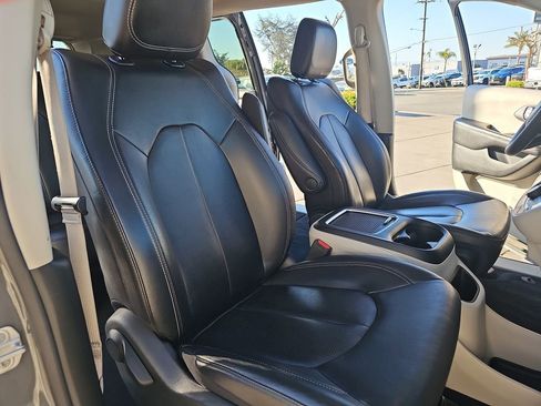 Used 2022 Chrysler Pacifica Touring-L image 11