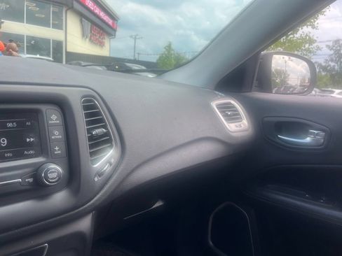Used 2018 Jeep Compass Latitude w/ Cold Weather Group AWD/4WD image 28