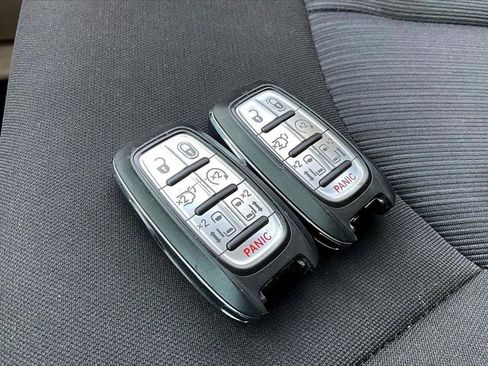 Used 2023 Chrysler Voyager LX image 35