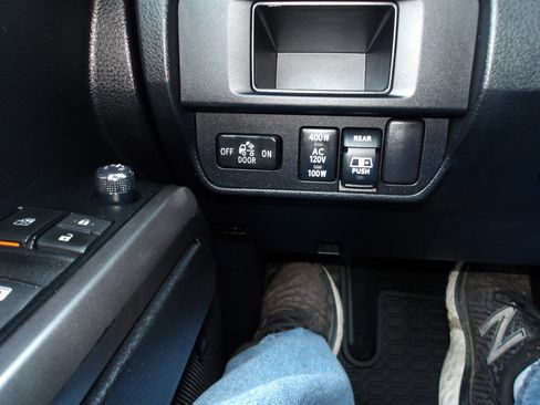 Used 2017 Toyota Tacoma Limited image 21