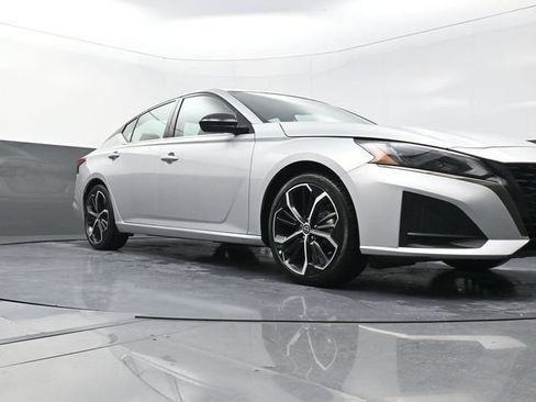 Used 2024 Nissan Altima 2.5 SR FWD image 31