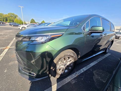 Used 2024 Toyota Sienna XLE FWD image 5