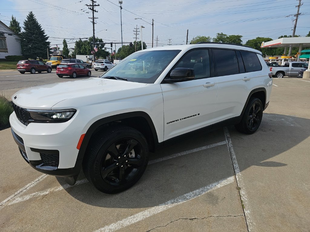 Certified 2025 Jeep Grand Cherokee L Altitude AWD/4WD image 9