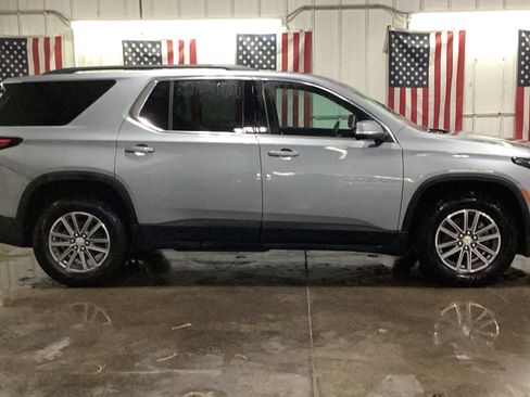 Used 2023 Chevrolet Traverse LT w/ Rear Camera Mirror Package image 18