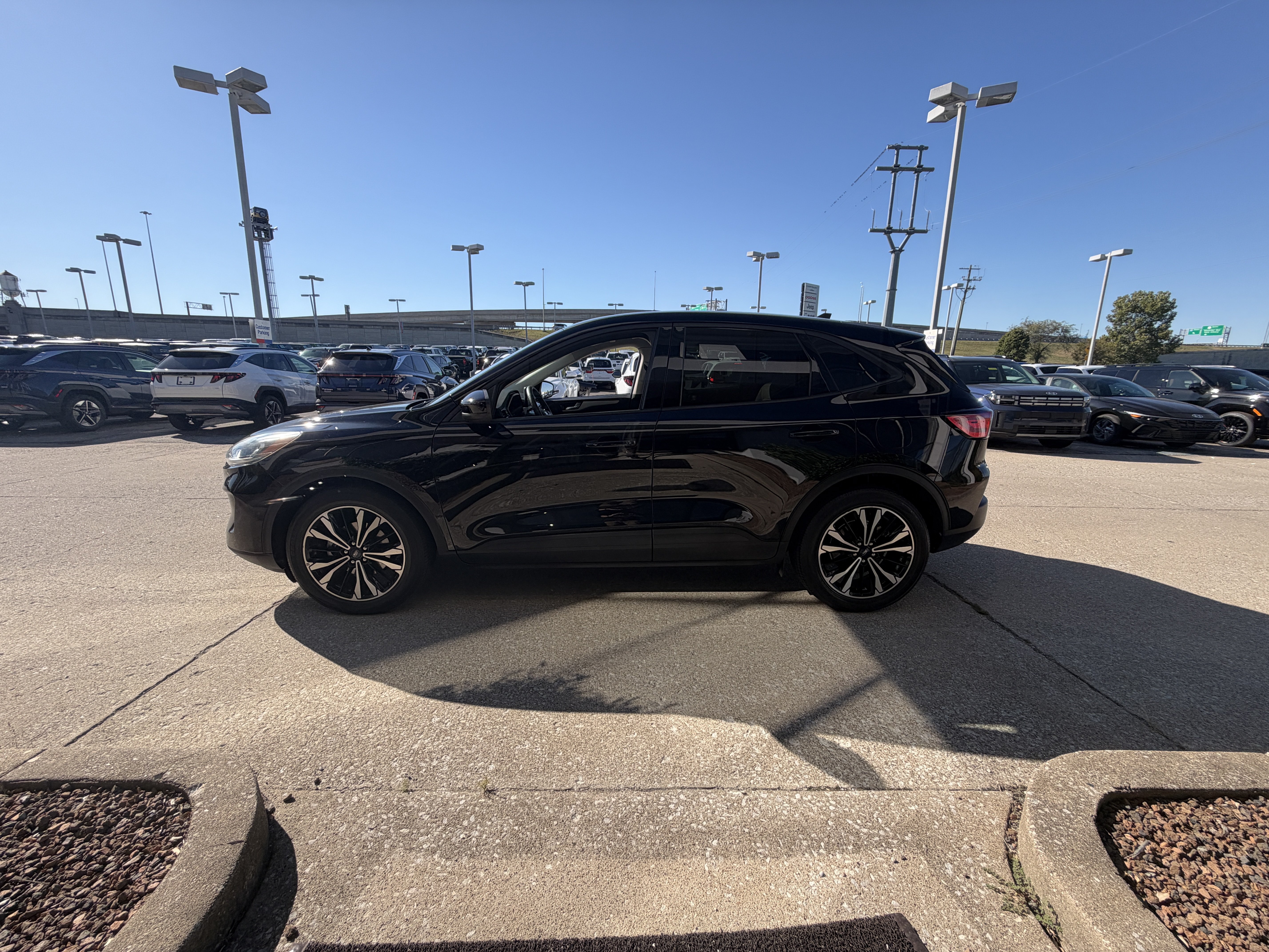 Used 2021 Ford Escape SE FWD image 14