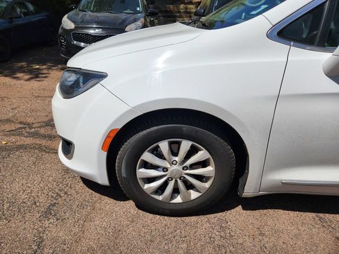 Used 2018 Chrysler Pacifica Touring-L FWD image 21