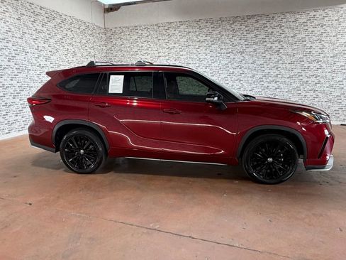 Used 2023 Toyota Highlander XSE FWD image 6