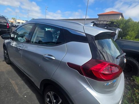 Used 2017 Chevrolet Bolt Premier w/ Driver Confidence II Package FWD image 4