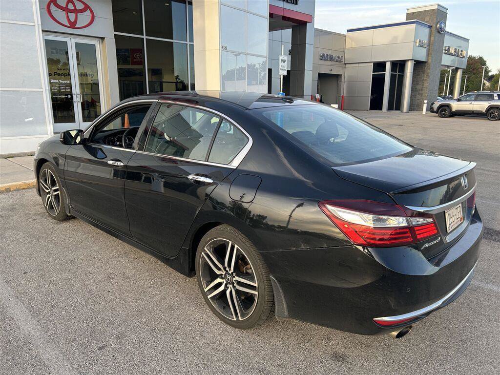Used 2017 Honda Accord Touring image 5