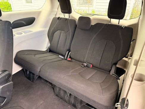 Used 2022 Chrysler Voyager LX image 6