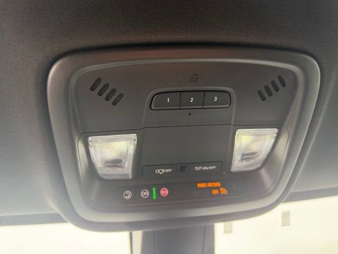 Used 2023 Chevrolet Traverse LT image 31