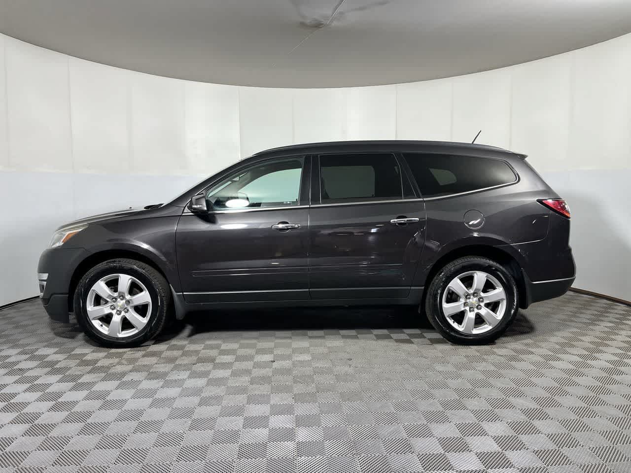 Used 2017 Chevrolet Traverse LT w/ Style and Technology Package FWD image 5