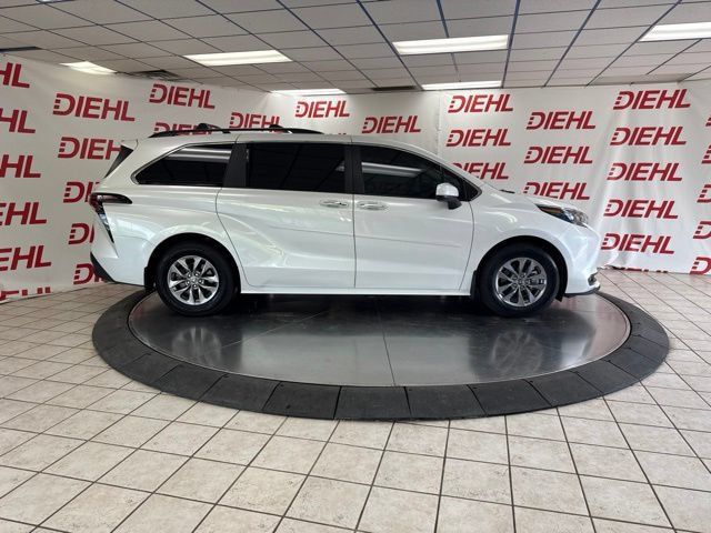 Used 2025 Toyota Sienna XLE w/ XLE Plus Package FWD image 37