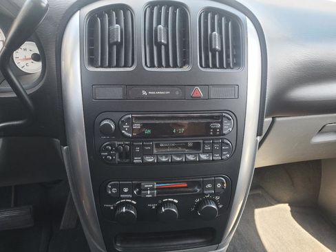 Used 2005 Chrysler Town & Country Touring FWD image 20