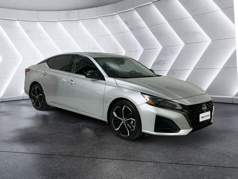 Used 2024 Nissan Altima 2.5 SR w/ SR Premium Package image 1