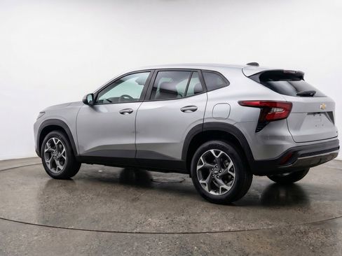 Used 2025 Chevrolet Trax LT w/ LT Convenience Package FWD image 6