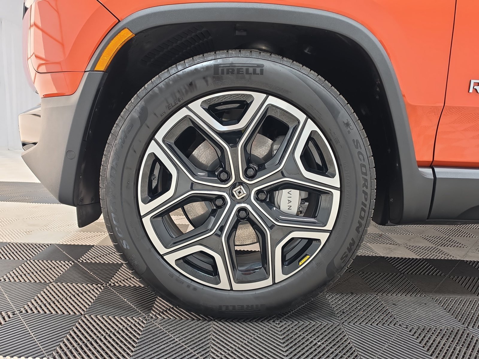 Used 2025 Rivian R1S Adventure Dual AWD/4WD image 9