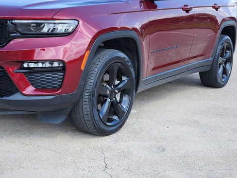 Used 2023 Jeep Grand Cherokee Limited w/ Black Appearance Package AWD/4WD image 8