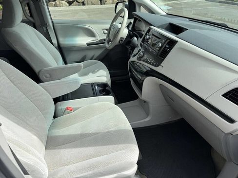 Used 2013 Toyota Sienna LE w/ Towing Pkg FWD image 16