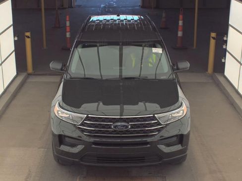 Used 2023 Ford Explorer XLT image 2