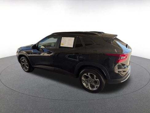 Used 2025 Chevrolet Trax LT FWD image 9