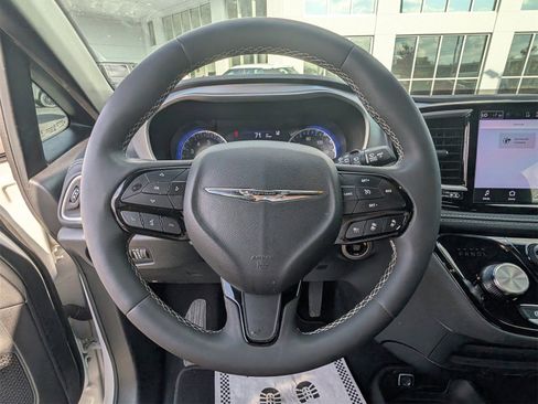 Used 2024 Chrysler Pacifica Touring-L w/ S Appearance Package image 9