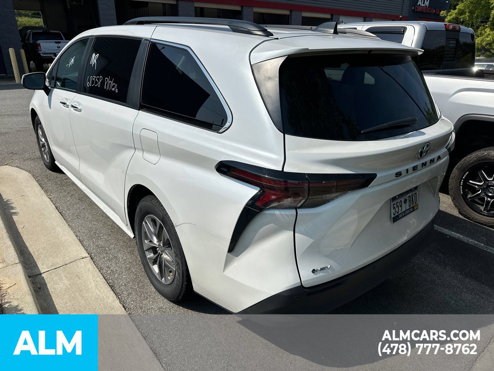 Used 2025 Toyota Sienna XLE FWD image 8