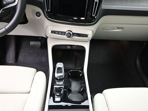 Used 2025 Volvo XC40 B5 Ultra image 13