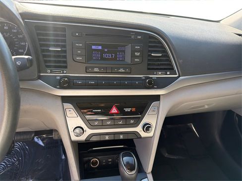 Used 2017 Hyundai Elantra SE image 14