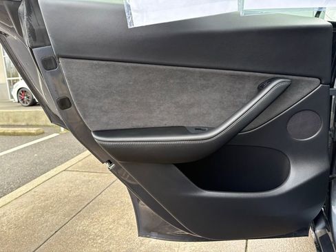 Used 2021 Tesla Model Y Long Range image 13