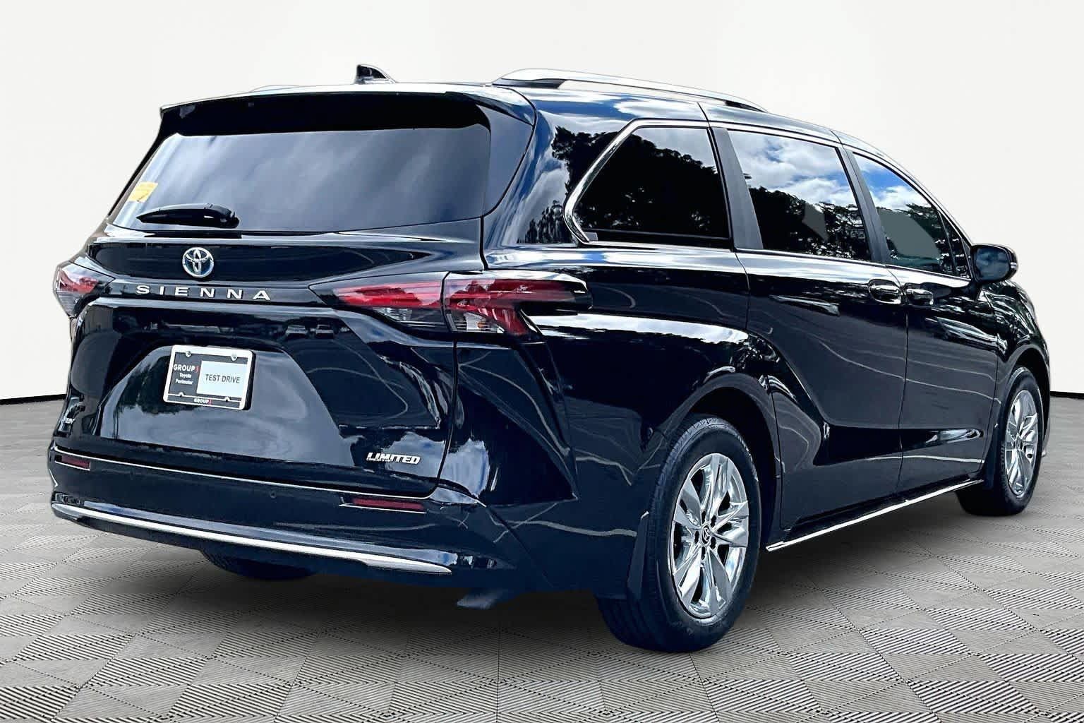 Used 2025 Toyota Sienna Limited FWD image 13