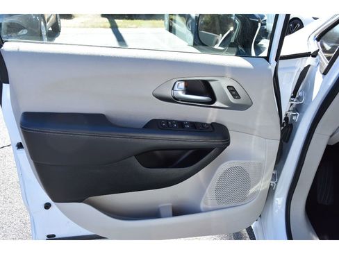 Used 2024 Chrysler Pacifica Touring-L image 14