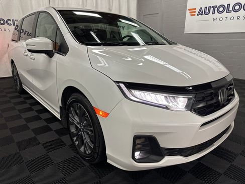 Used 2025 Honda Odyssey Touring image 3