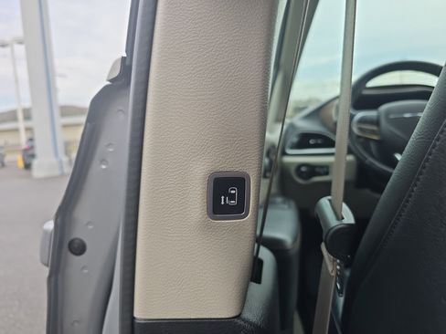 Used 2018 Chrysler Pacifica Touring-L image 17