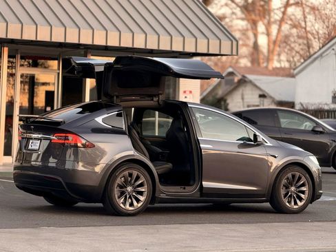 Used 2018 Tesla Model X 100D image 8