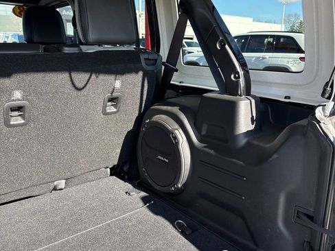 Used 2018 Jeep Wrangler Unlimited Sahara image 24